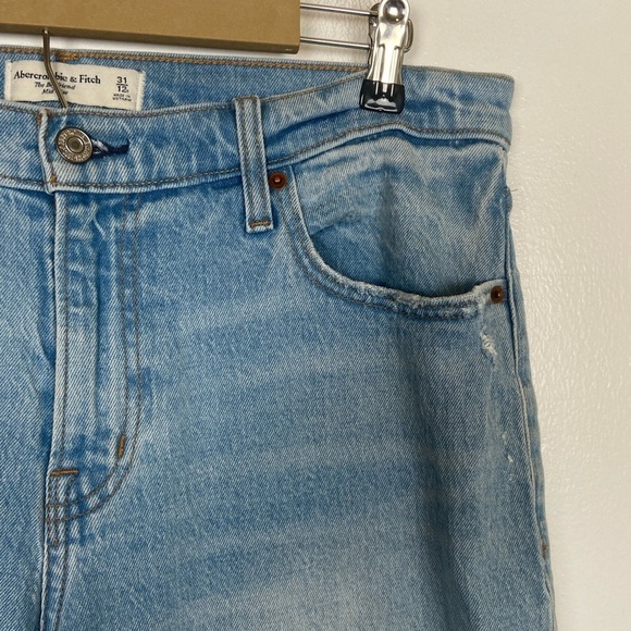 Abercrombie & Fitch The Boyfriend Mid Rise Jeans Sz 31/12 Distressed Light Wash - Picture 4 of 12